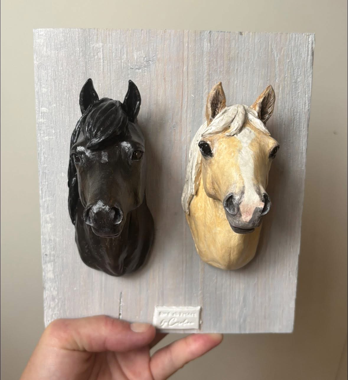 Handgjorda hästporträtt i lera